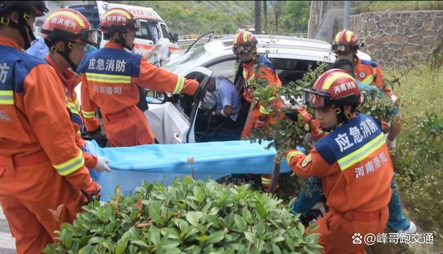 汝阳：汽车撞上道路护栏一人被困消防成功救援(图2)