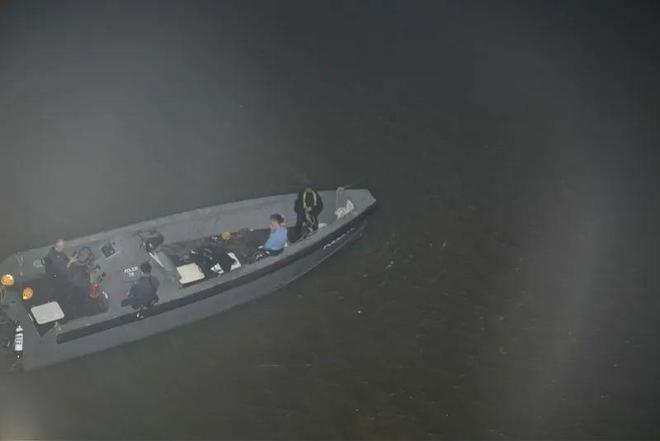 深圳湾公路大桥上一辆私家车冲破护栏坠海车主已身亡！警方披露更多细节
