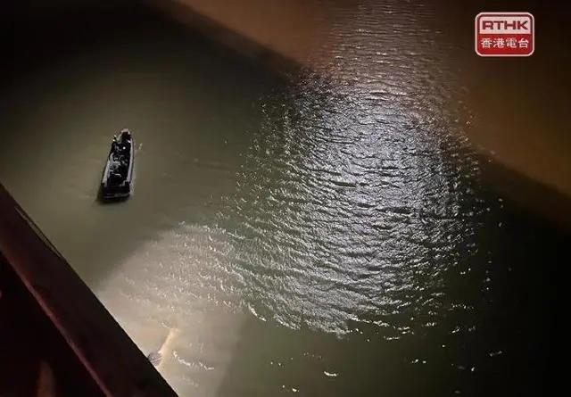 深圳湾公路大桥上一辆私家车冲破护栏坠海车主已身亡！警方披露更多细节(图3)