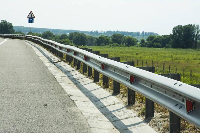 高速公路波形护栏轮廓标的分类及设置情况(图5)