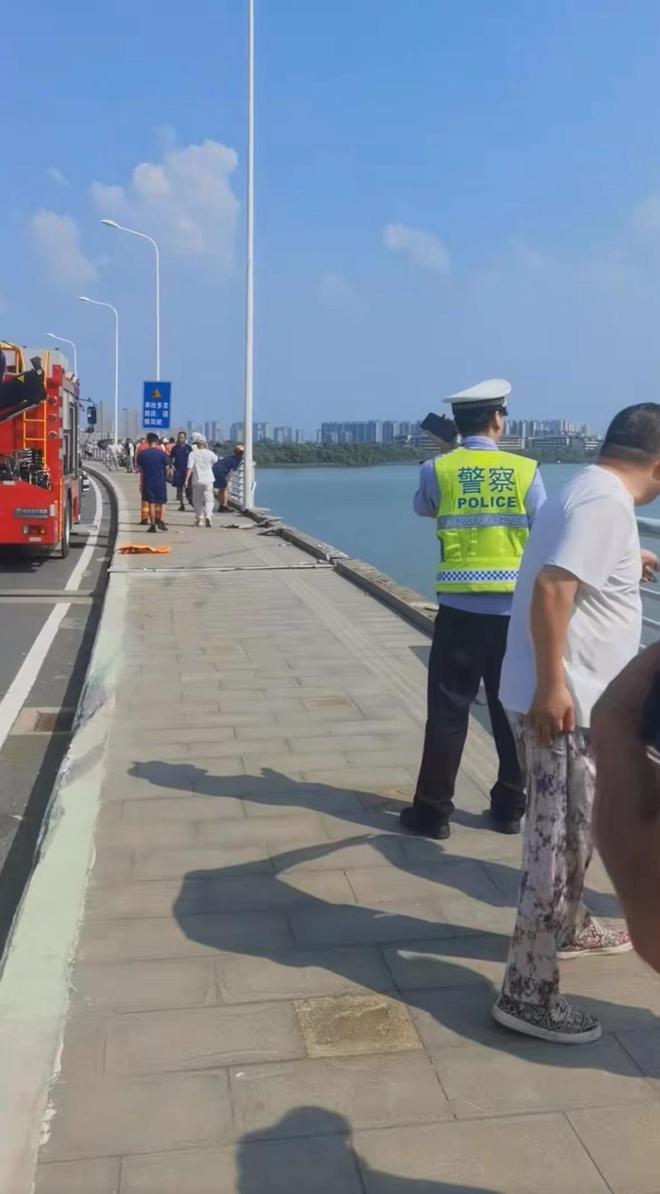 武汉严西湖大桥一车辆撞断护栏后坠桥当地回应！称仍在处理