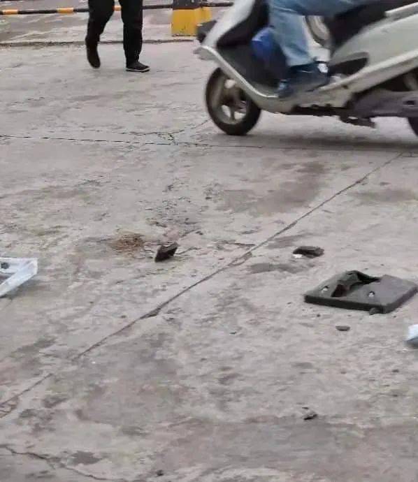 普宁一路段护栏损毁真相是……(图2)