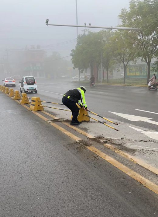 护栏损坏危险大交警兼当“修理工”