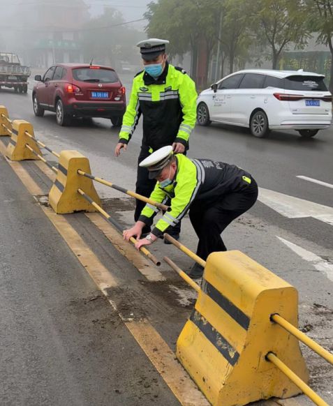 护栏损坏危险大交警兼当“修理工”(图2)