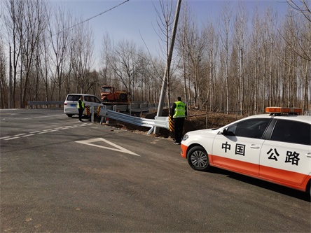陵城公路分中心紧急修复交通事故撞坏护栏保畅通