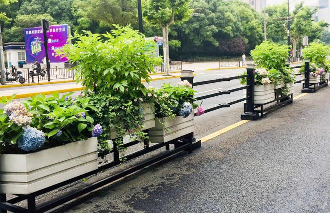 道路上的隔离花箱护栏引领城市绿化的新风潮(图2)