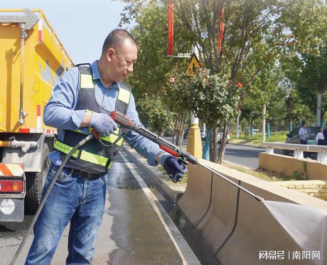 南阳市城管局高质高效推进“净美城市”市政环卫专项整治百日行动