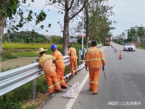 路域环境齐整治路容路貌焕新颜