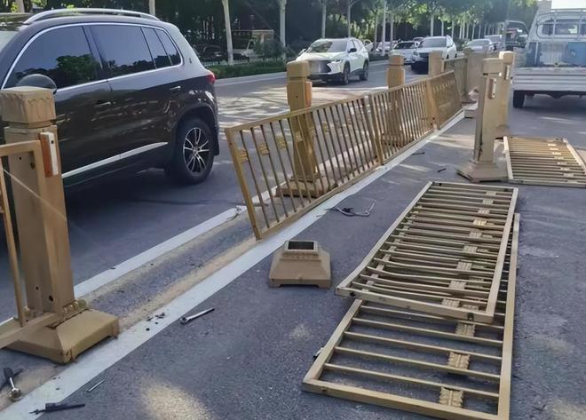 撞坏3节护栏赔15万后续：维护方称“不是天价”而是另有原因