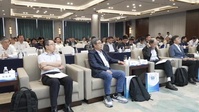 江苏省召开地方标准《公路波形梁高强钢护栏设计规范》宣贯、推广实施研讨会(图2)