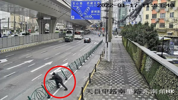 街头玩起“多米诺骨牌”？一男子情绪失控推倒300米交通护栏被刑拘