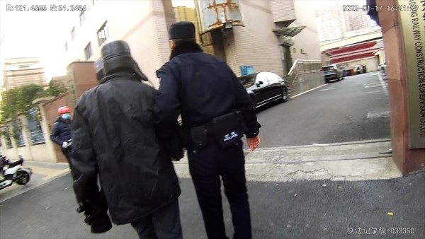 街头玩起“多米诺骨牌”？一男子情绪失控推倒300米交通护栏被刑拘(图3)