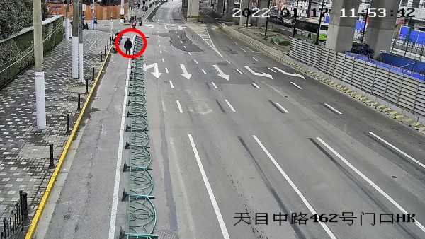 街头玩起“多米诺骨牌”？一男子情绪失控推倒300米交通护栏被刑拘(图2)