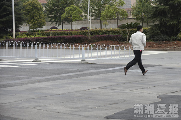 长沙现“奇葩斑马线”护栏挡中间行人需绕行（图）(图3)
