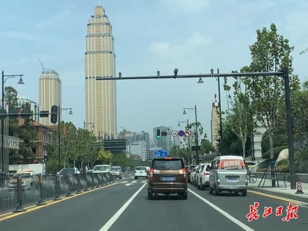 护栏、电线杆……都变黑汉口沿江大道“美黑”迎宾(图2)