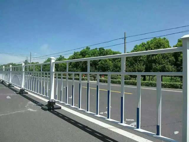 马路护栏标准