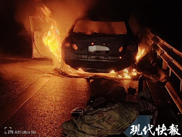 轿车撞高速护栏后突发自燃南通多部门紧急救援