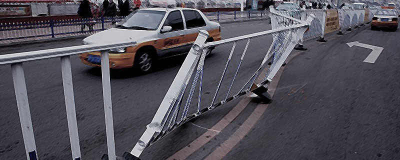 道路护栏一般多少钱一米？撞了马路上的护栏一米多少钱(图2)