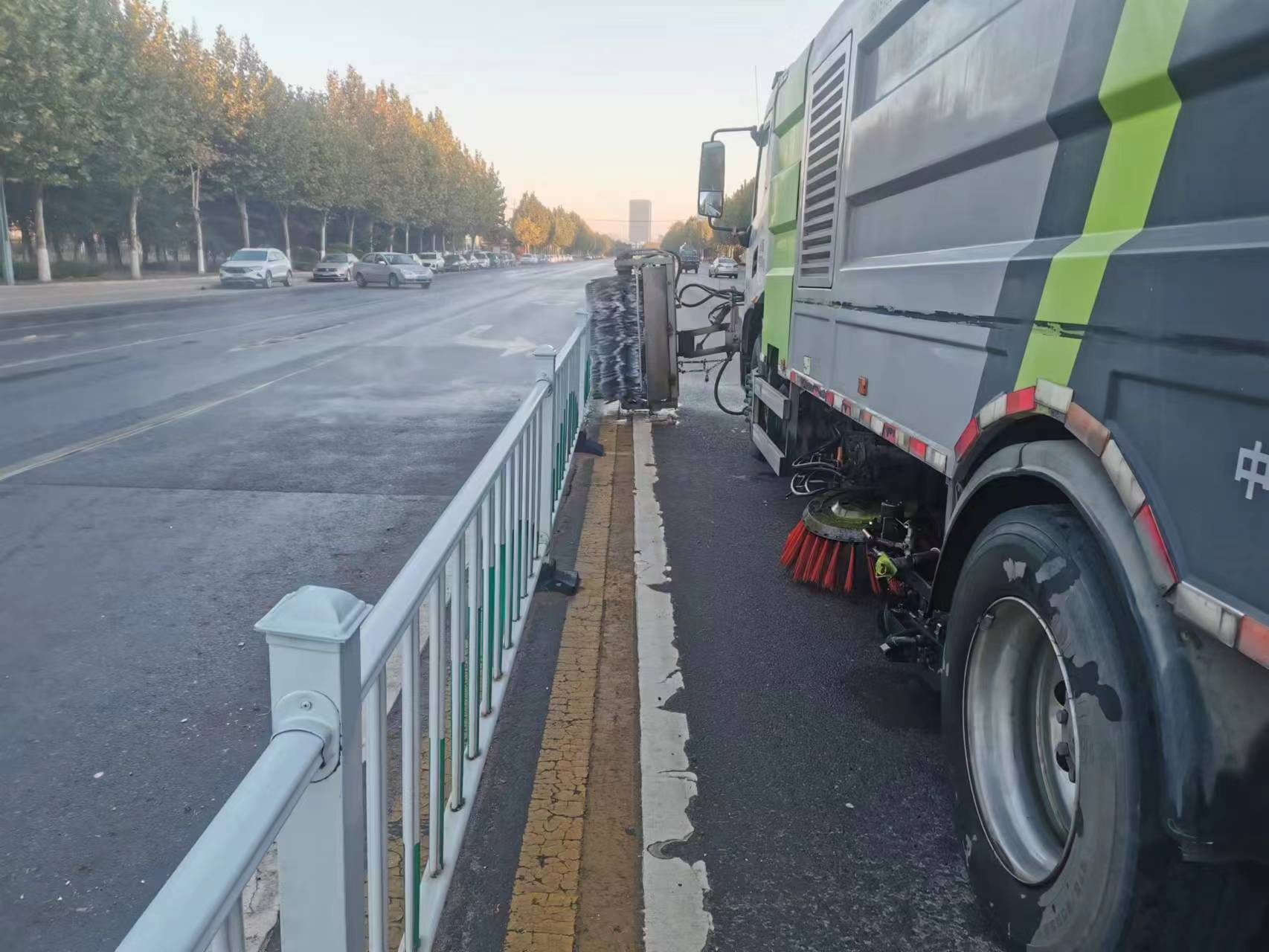 【美德信用】口镇街道：清洗交通护栏刷新城市颜值