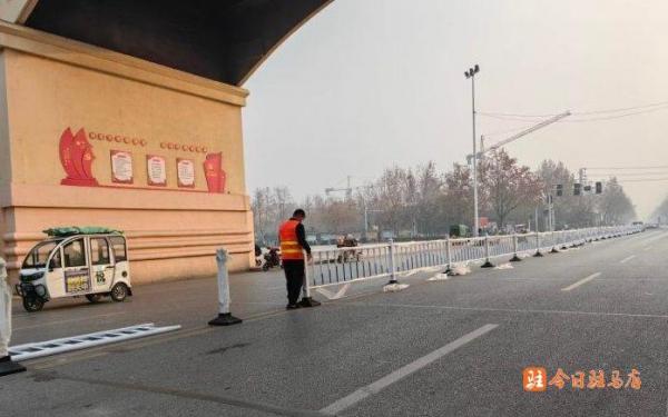 交通路西段开始安装道路隔离栏