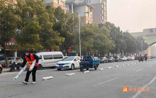 交通路西段开始安装道路隔离栏(图2)