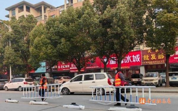 交通路西段开始安装道路隔离栏(图3)