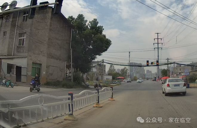太神奇了！黄陂南部马路上存在4种不同的护栏