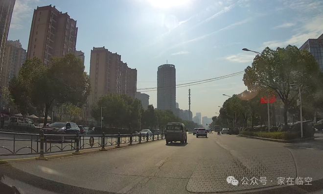 太神奇了！黄陂南部马路上存在4种不同的护栏(图4)
