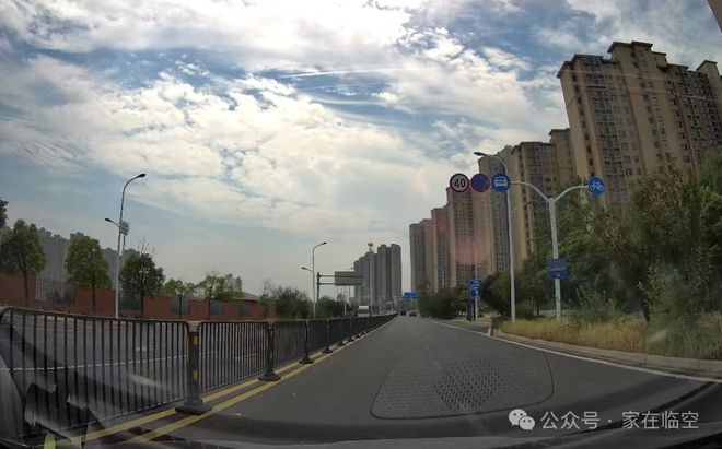 太神奇了！黄陂南部马路上存在4种不同的护栏(图3)