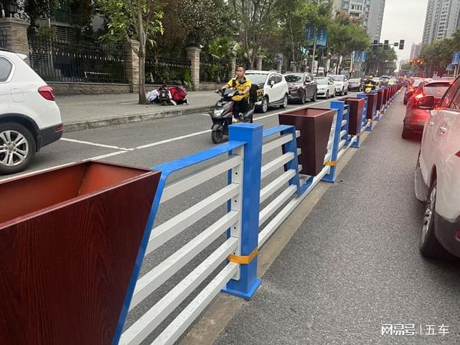 重庆百速护栏：关于公路、道路护栏的养护要点分析