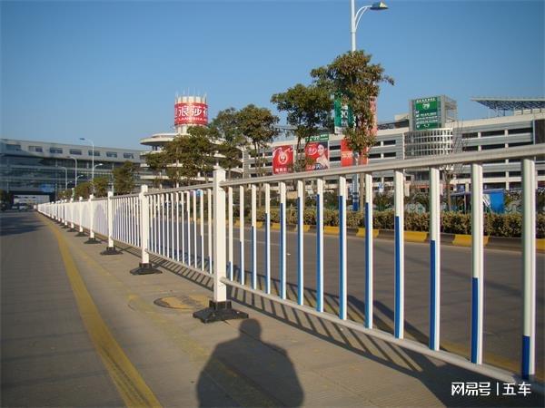 重庆百速护栏：关于公路、道路护栏的养护要点分析(图2)