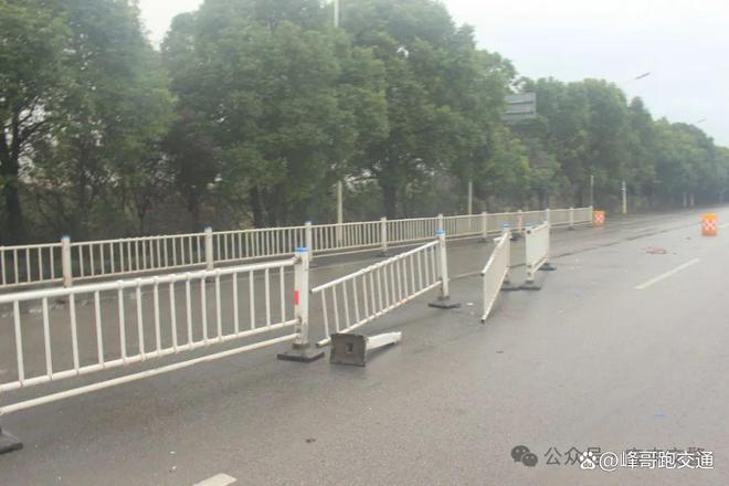 撞坏护栏非小事驾车离去涉逃逸拘留！