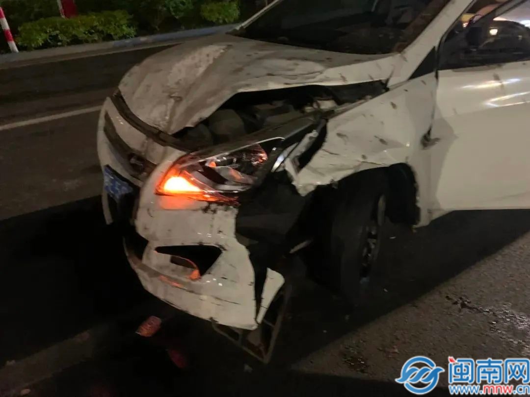 案例警示丨漳州一男子凌晨醉驾撞护栏堪比天女散花现场一片狼藉！(图2)