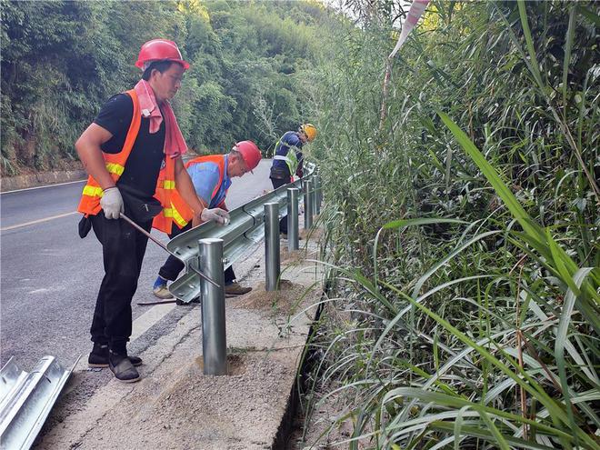 梁平区交通建设服务中心：道路护栏“换新装”行车安全有保障