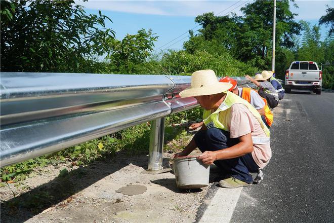 梁平区交通建设服务中心：道路护栏“换新装”行车安全有保障(图2)