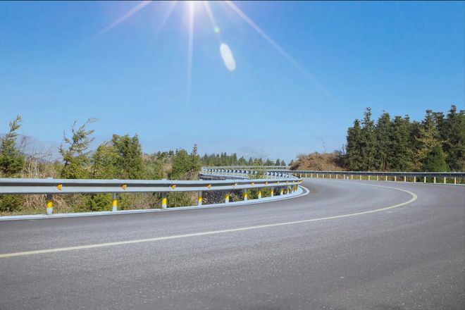 波形护栏：乡村公路安全的“安全带”您身边的守护者！
