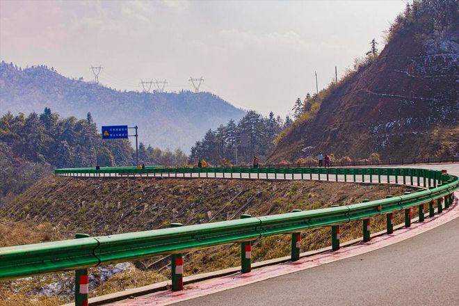 波形护栏：乡村公路安全的“安全带”您身边的守护者！(图2)
