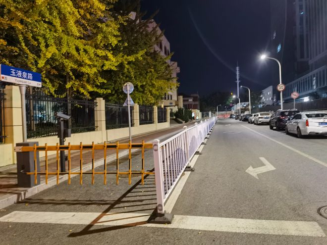 随意圈占市政道路？李沧一小区门前加装护栏双向车道变单向车道