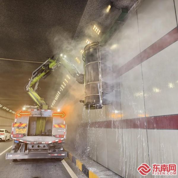 厦门公路部门清洗下穿通道提升城市道路安全美观