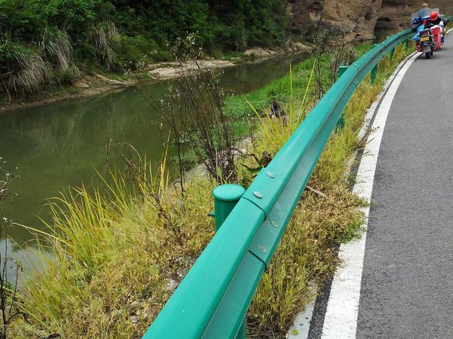 现在农村公路波形护栏板什么价格？(图2)