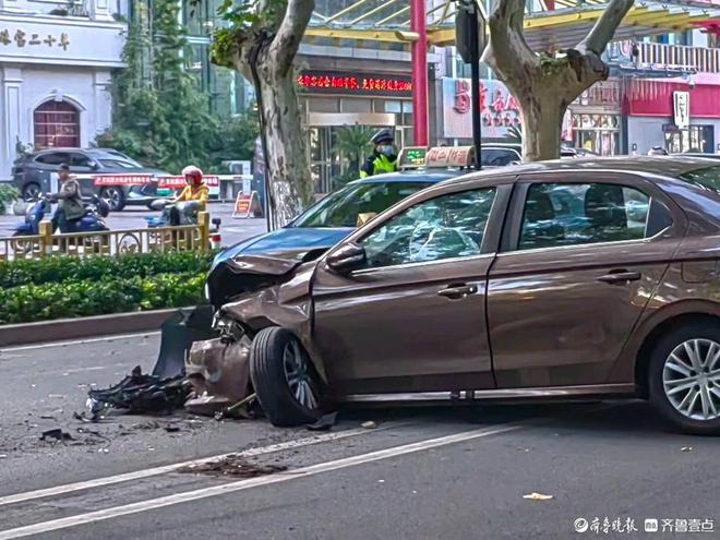 情报站济宁共青团路一私家车撞道路中央护栏车头受损严重