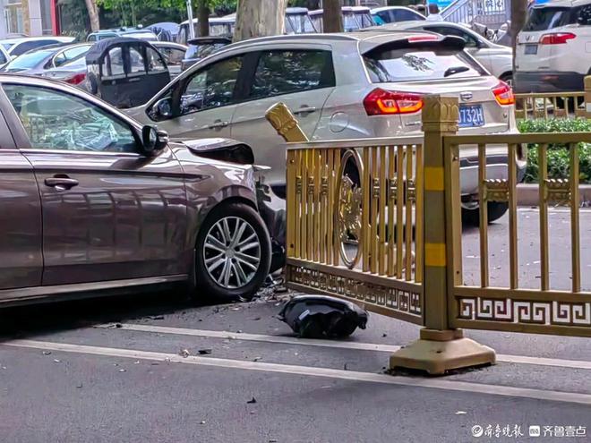 情报站济宁共青团路一私家车撞道路中央护栏车头受损严重(图2)