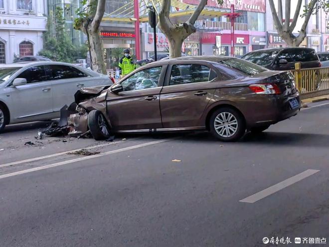 情报站济宁共青团路一私家车撞道路中央护栏车头受损严重(图3)