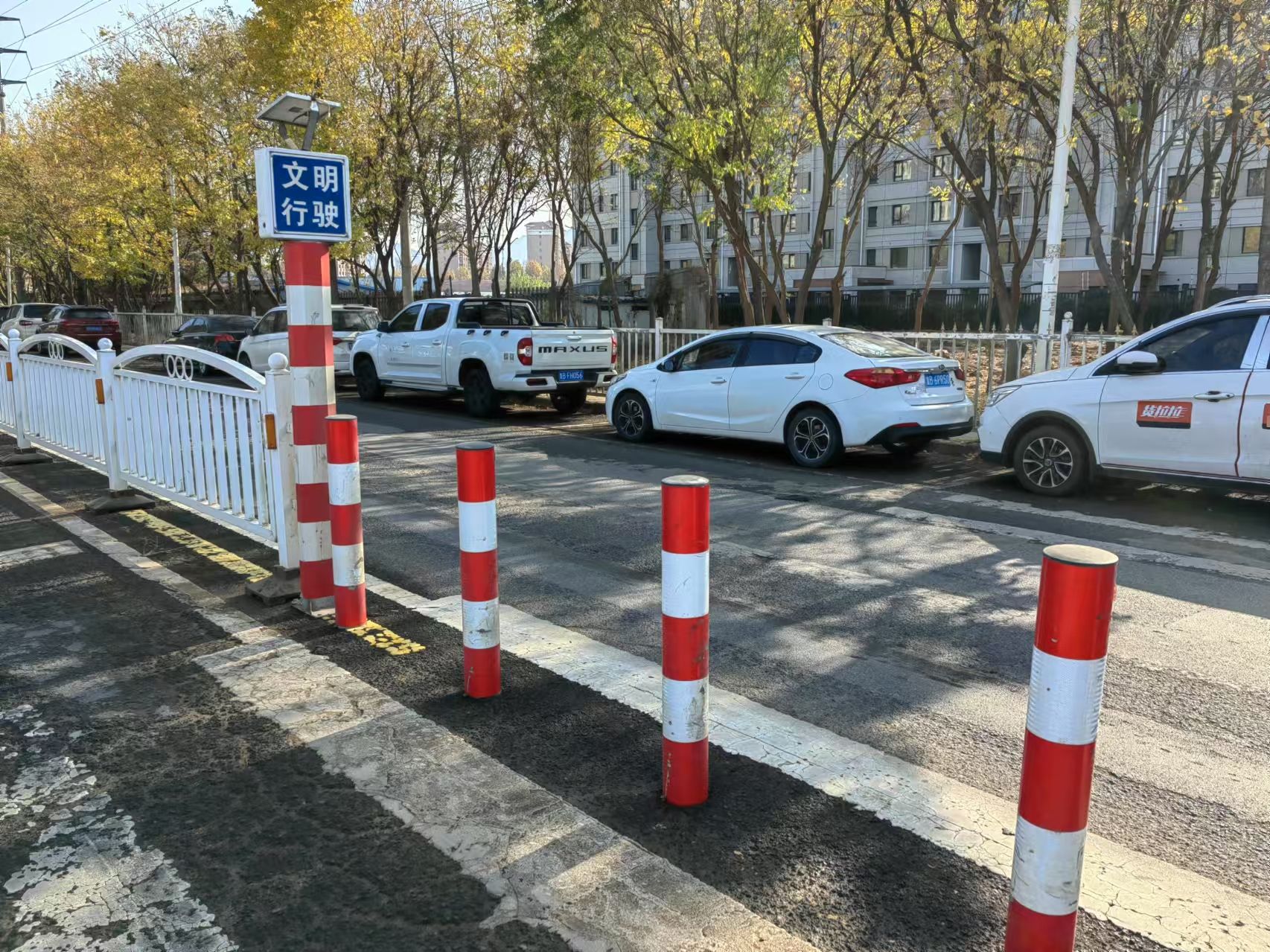 记者在现场护栏隔断“斑马线”街道：近期将拆除