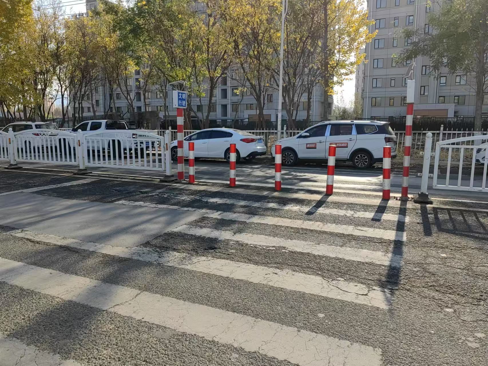记者在现场护栏隔断“斑马线”街道：近期将拆除(图2)