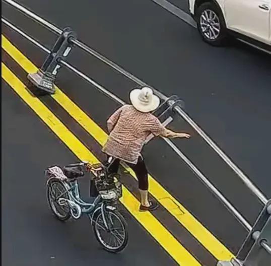 马路惊现‘大力士’大妈推倒护栏引热议安全与规则意识不容忽视(图4)