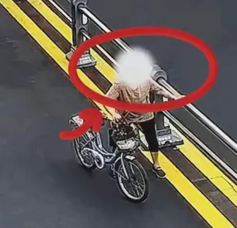 马路惊现‘大力士’大妈推倒护栏引热议安全与规则意识不容忽视(图2)