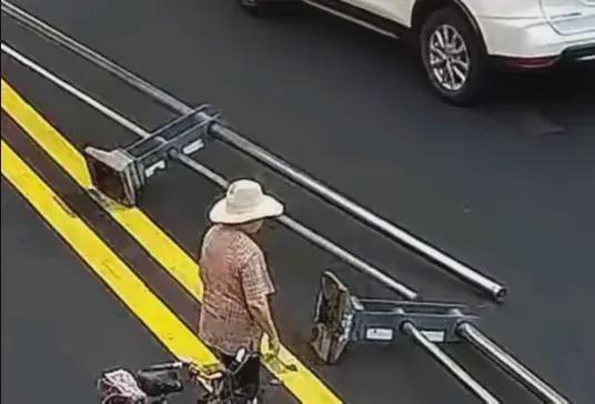 马路惊现‘大力士’大妈推倒护栏引热议安全与规则意识不容忽视(图5)