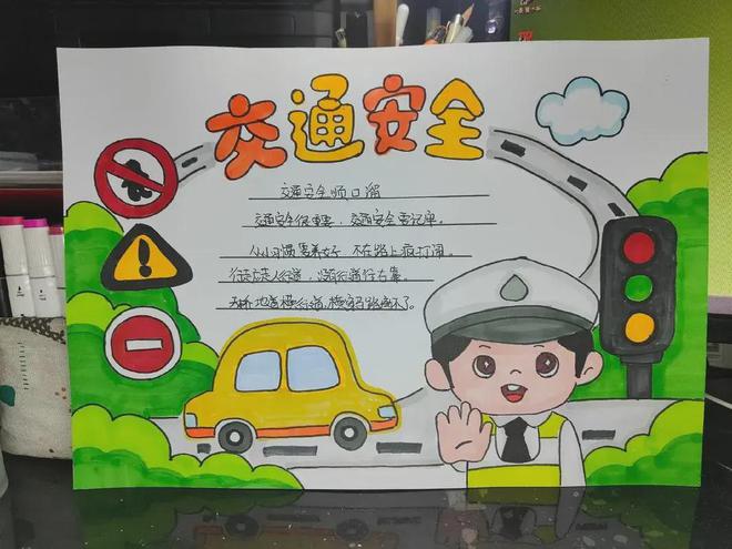 马路惊现‘大力士’大妈推倒护栏引热议安全与规则意识不容忽视(图13)