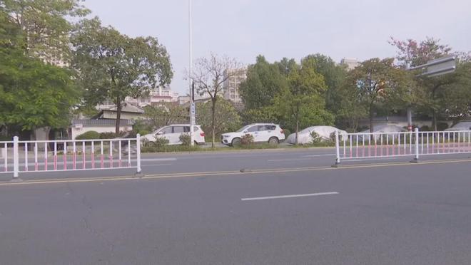 猖狂！揭阳市区竟有人敢在这里拆掉护栏车辆肆意横穿